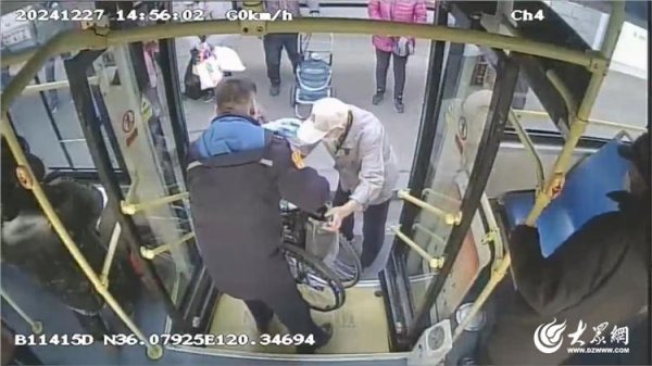 开yun体育网来到下客门再次协助家属搀扶老东谈主下车-开云滚球「官方」kaiyun官网入口